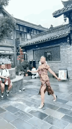 女装大佬很骚浪啊，妖孽该如何收服？
女装大佬