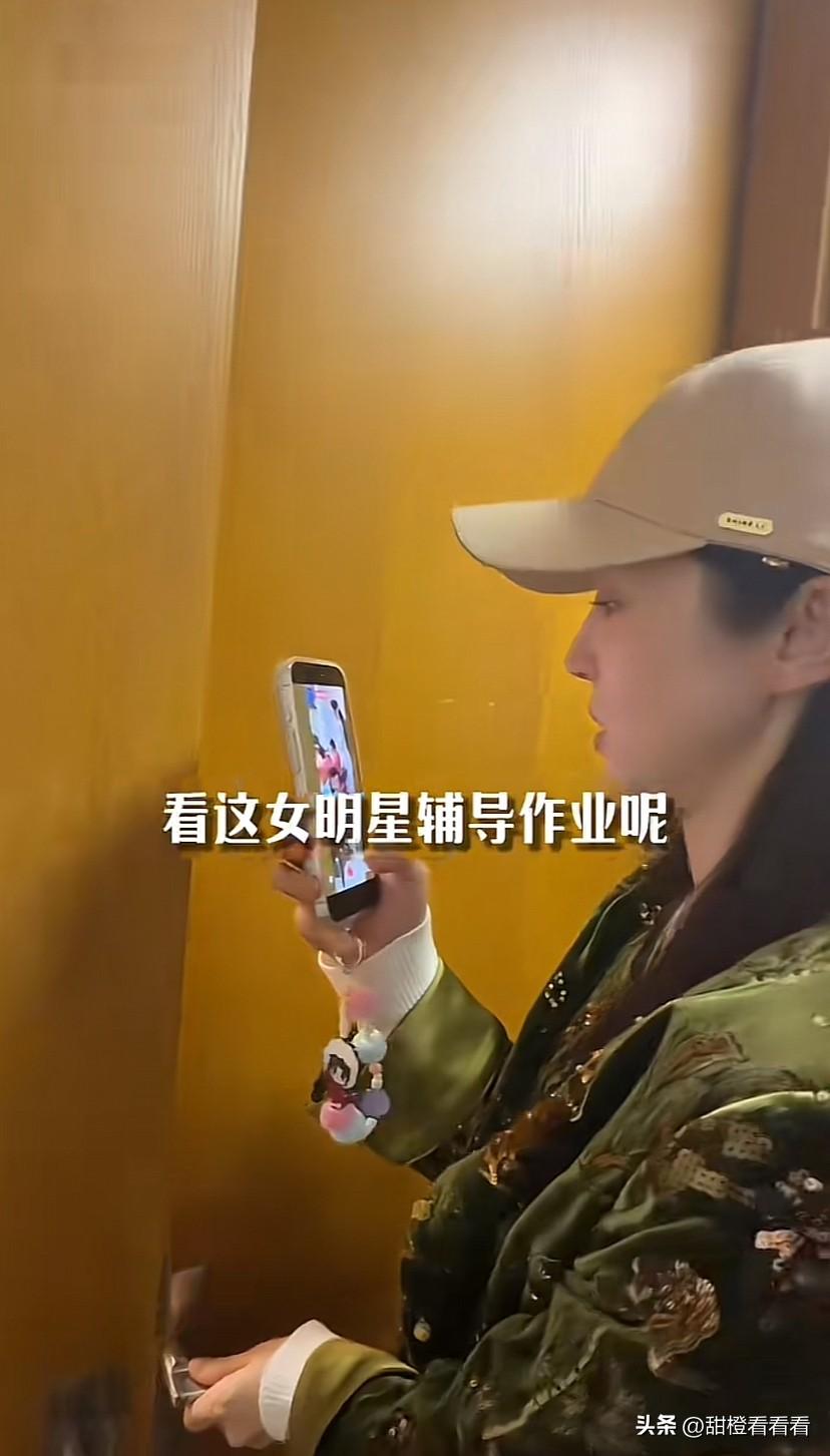 董璇探班佟丽娅，偷拍佟丽娅给酒窝辅导功课！
佟丽娅对酒窝要求很高，要求学习要好，