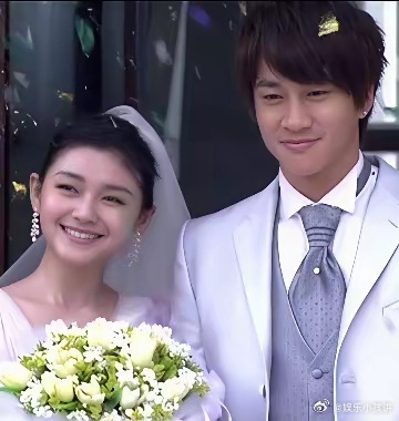 《泡沫之夏》刚拍电视剧出来的时候，身为制作人和主角的何润东被骂惨了。说这么美好的