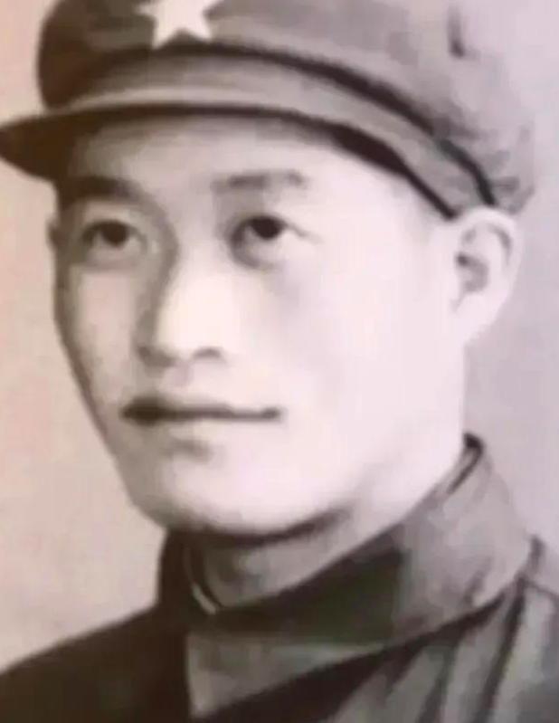 1964年，毛主席听闻奇袭白虎团的战斗英雄杨育才，如今竟只是个副连长，不禁眉头紧