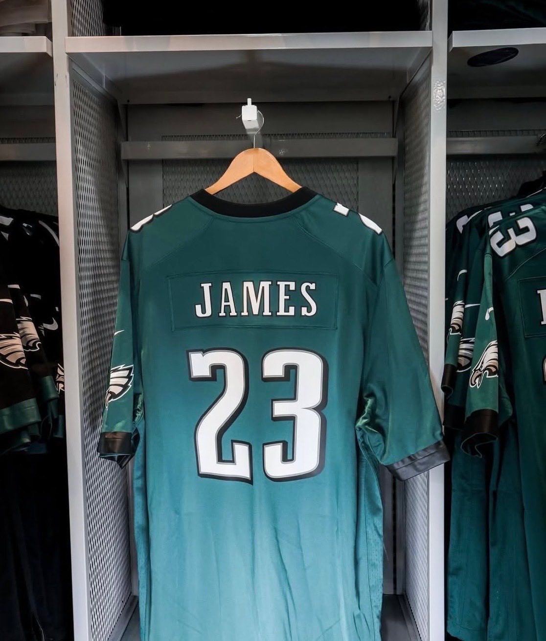 NFL费城老鹰队官方球迷商店上架23号特别版球衣，詹姆斯成为该队的荣誉球员🦅?