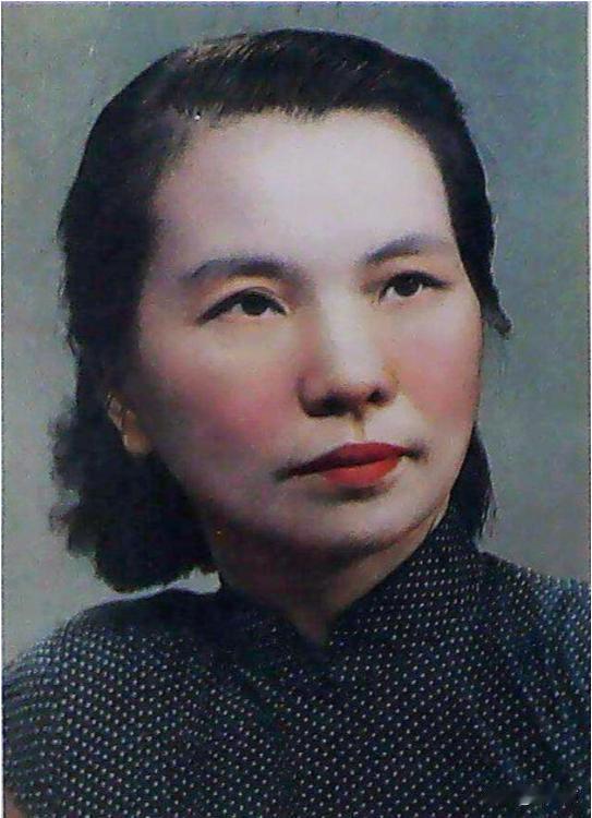 [微笑]1950年，朱枫被抓到监狱中，为了不被敌人威胁，他咬碎金手镯吞进肚子中，