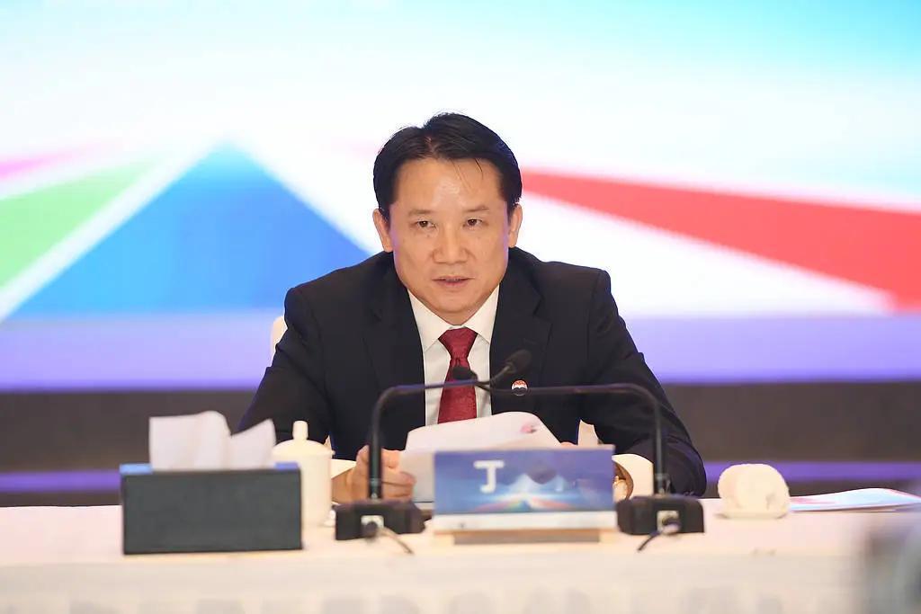 落马一年零四个月之后，丁雄军因涉嫌受贿、洗钱罪被提起公诉。从对丁雄军的指控来看，