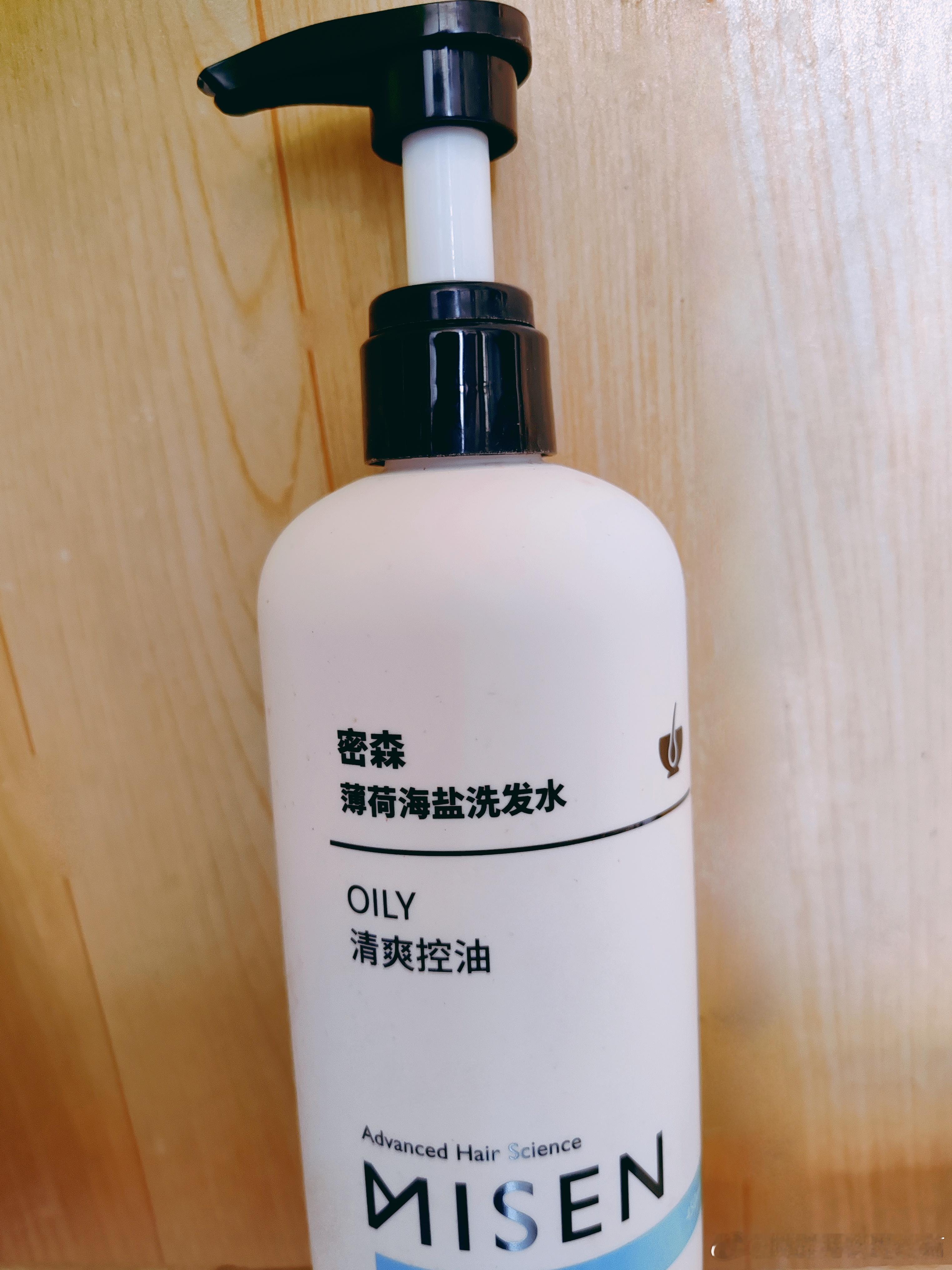 海盐薄荷洗发水控油效果好，洗完整个脑袋通透放松，头发也蓬松，里面有海盐和薄荷的成