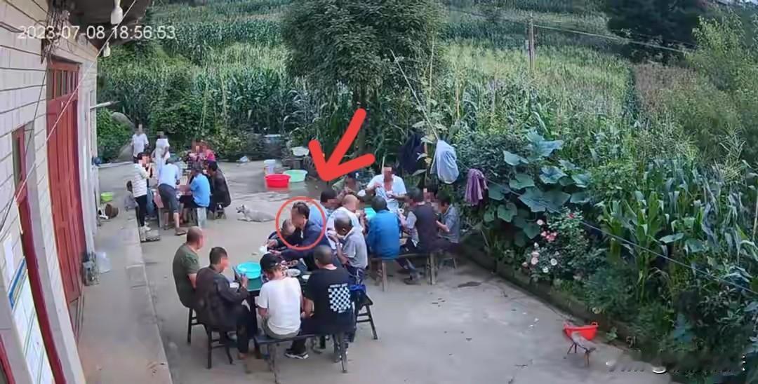 贵州，男子是女子丈夫二嫂的同居男友，碰到女子割草，他质问女子为什么拉黑自己？并抓