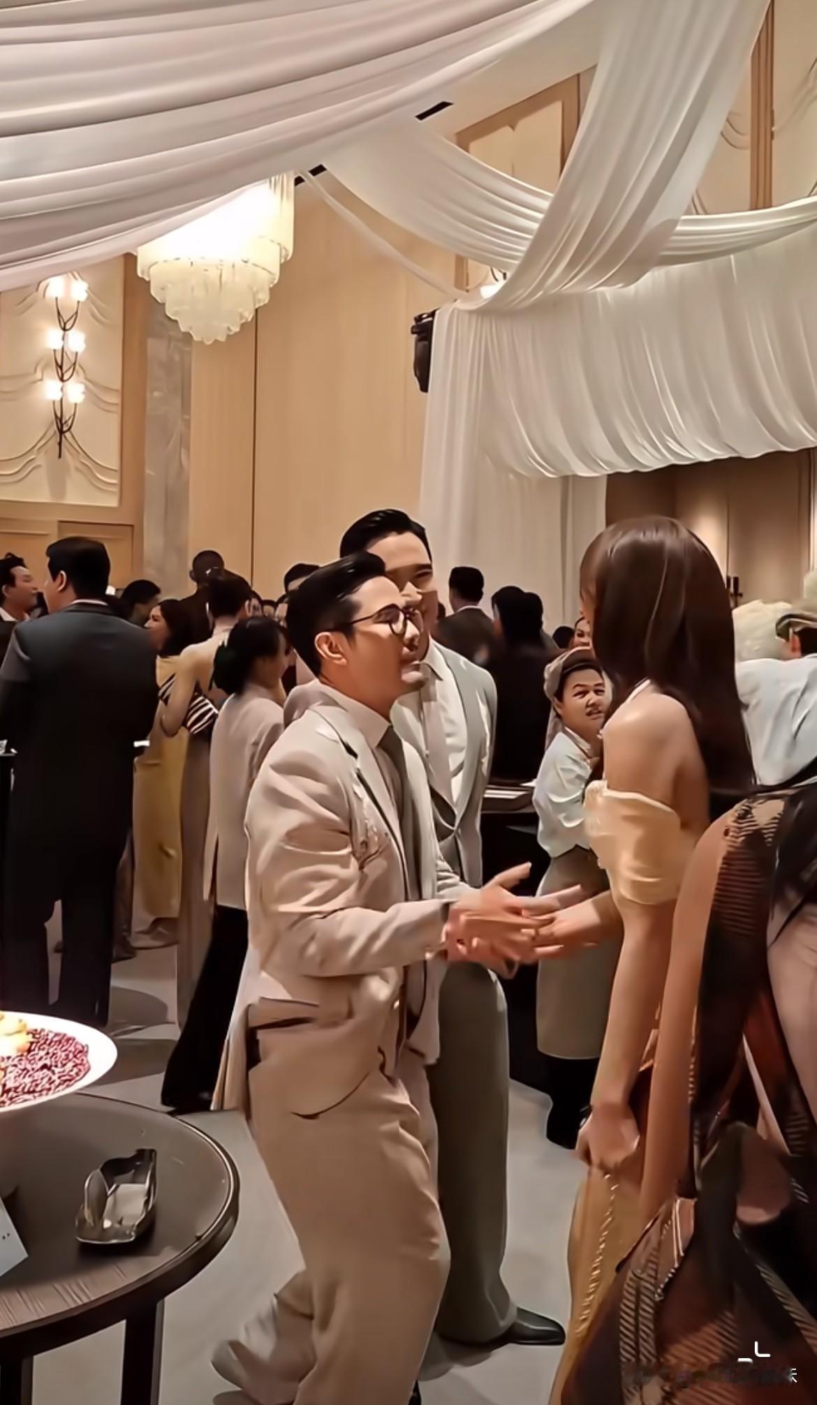 Lisa参加个婚礼遭遇咸猪手[吐血]！
就算再喜欢也不能这个样子吧，先是扶腰，后
