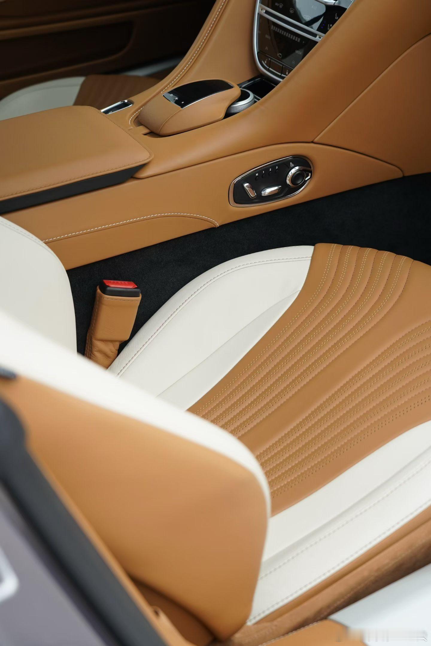 阿斯顿马丁DB11 V8 （国六排放）25年 4858公里 4858公里定制尚格