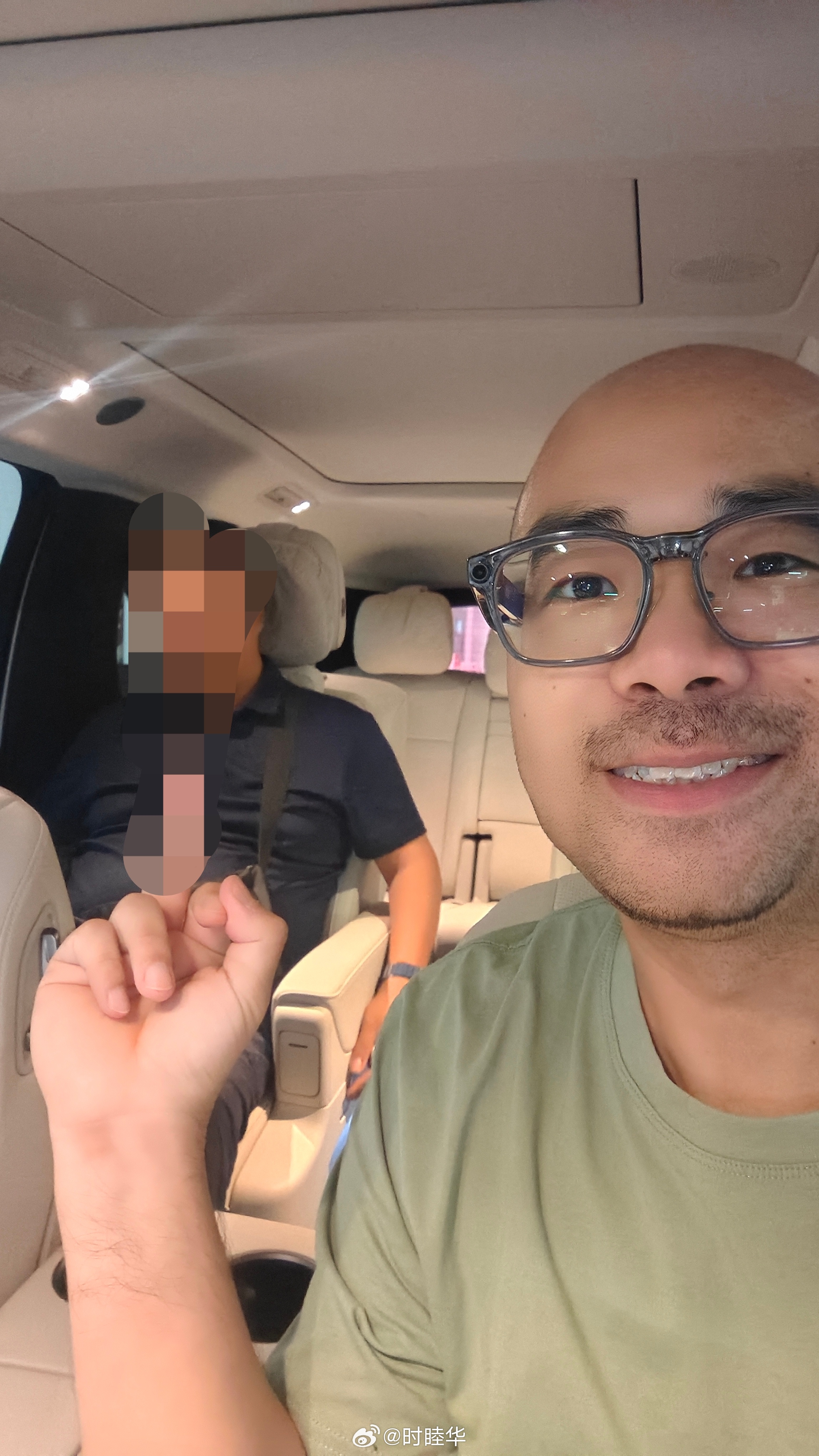 车库里有一台理想MEGA放在那真的是很爽，两个人或者两个以上的人一块出门的时候，