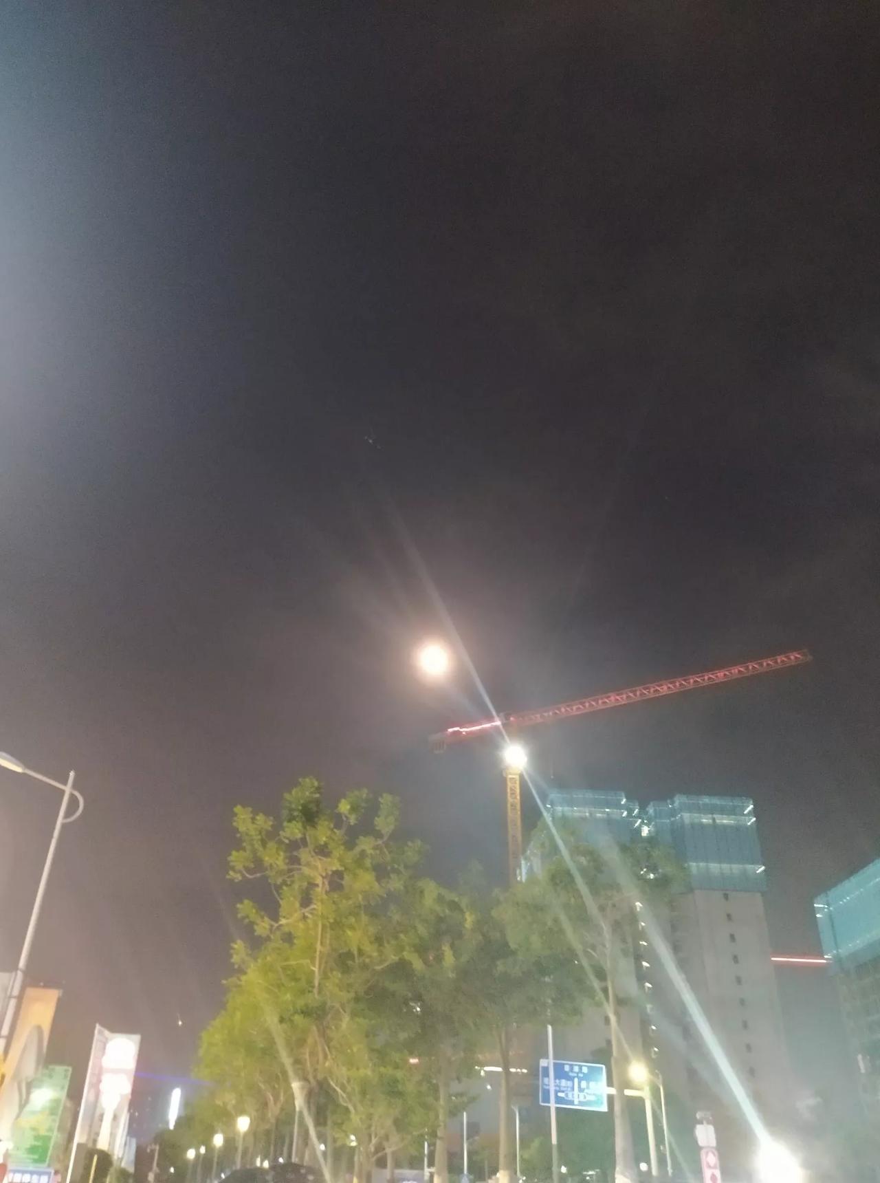看看我拍的月亮多么明亮。月亮下面的工地还在施工。是不是夏天白天躲过中午最晒的时候