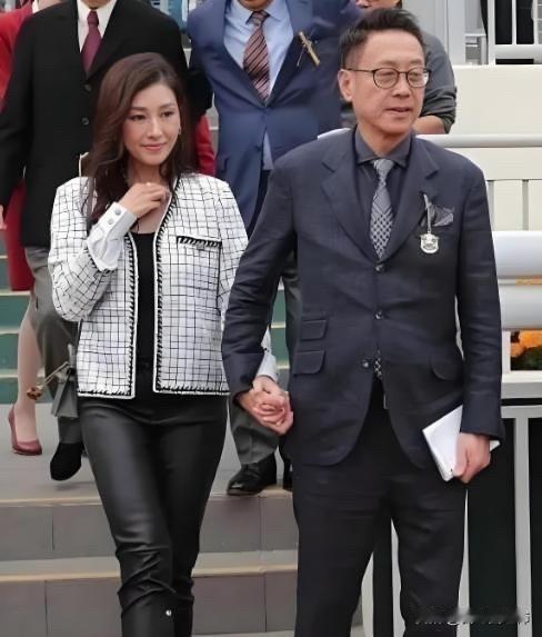 有钱人真好呀，已经60多岁的的富豪许晋亨，在大街上手牵漂亮媳妇李嘉欣，虽然李嘉欣