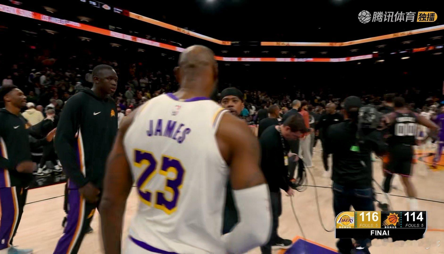 比赛结束，湖人116-114太阳，最后时刻詹姆斯两次罚球拿下比赛！