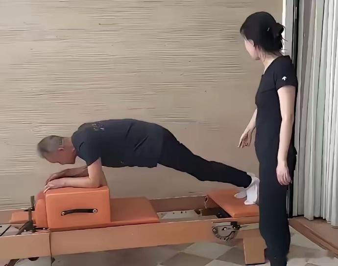 田朴珺女士监督75岁王石练核心。这就是爱的力量