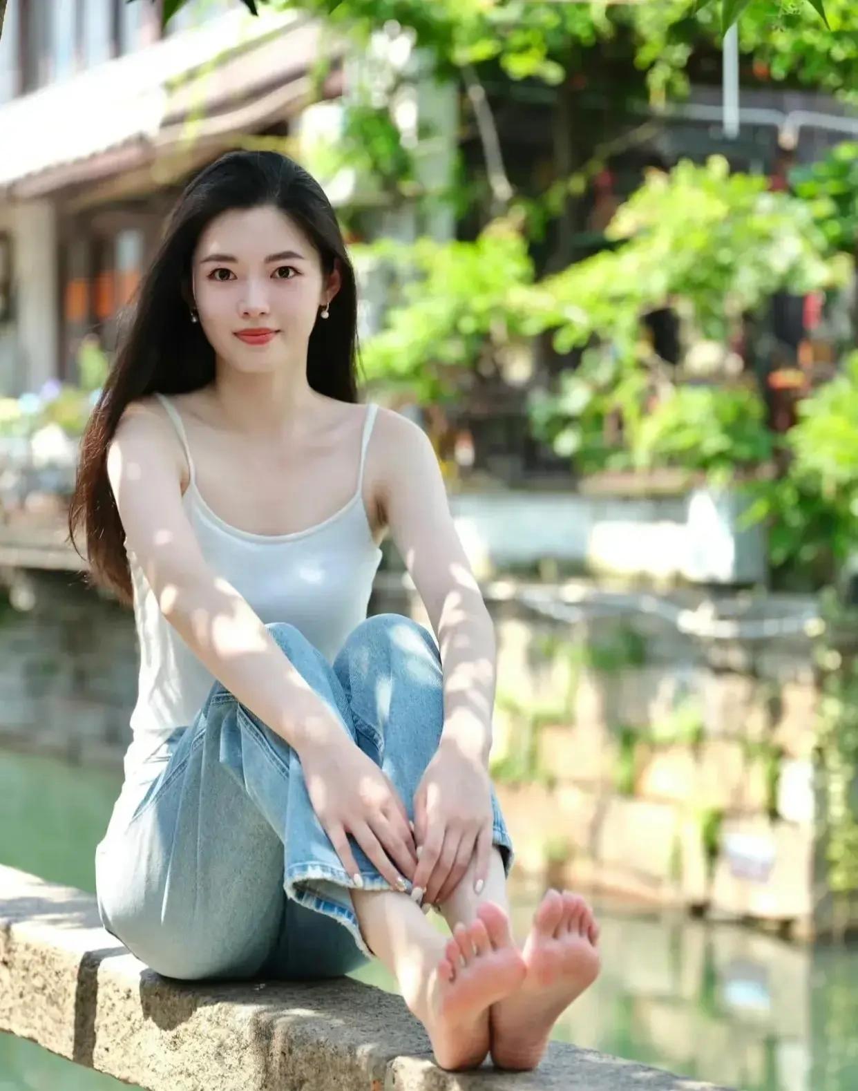 清新脱俗，宛如夏日里的一缕清风。