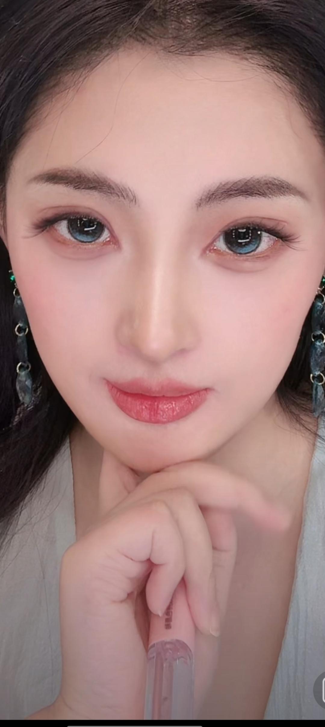 这位小姐姐正在涂口红呢。