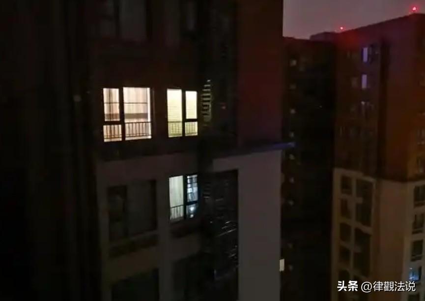 忍无可忍了！湖北武汉，男子一家被楼上租户吵得睡不着觉，对方半夜下班回家，开窗做饭