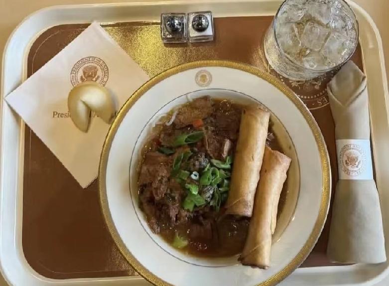 空军一号吃上了炒面，中美餐桌暗流涌动，这顿饭到底谁在迁就谁？

昨天晚上特朗普的