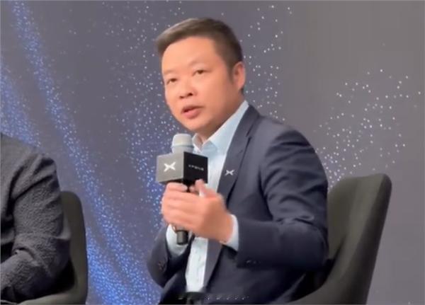 硬刚特斯拉不退缩！何小鹏重申8月赌约：小鹏VLA全面超越FSD4月27日消息，近