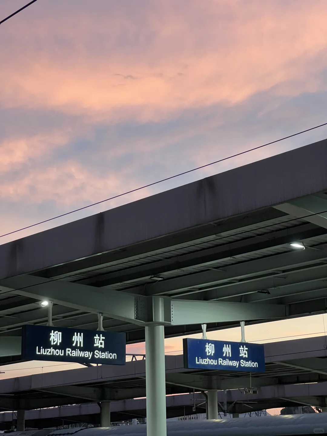 老公，我把儿子送回柳州过暑假了，给他买了块电话手表，把你的手机卡装进去...