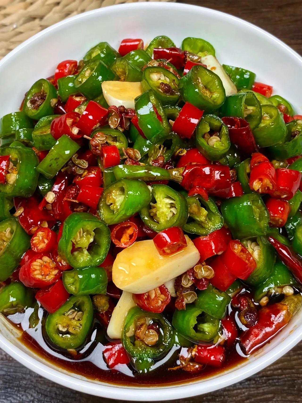 我就随手做了个菜，家里的馒头都不够吃了!
这个腌辣椒圈真的是一绝!巨好吃!
做法