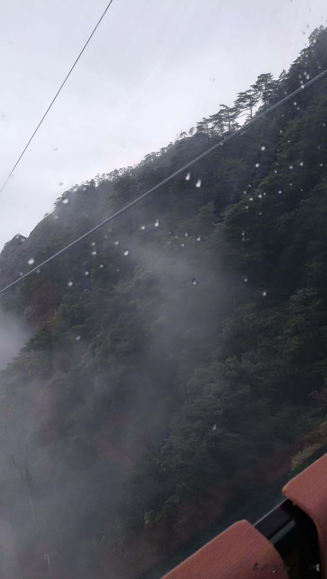 江西五A景区，这一次体验还是满遗憾的！居然下雨了，上山去啥都看到，白茫茫的一团雾