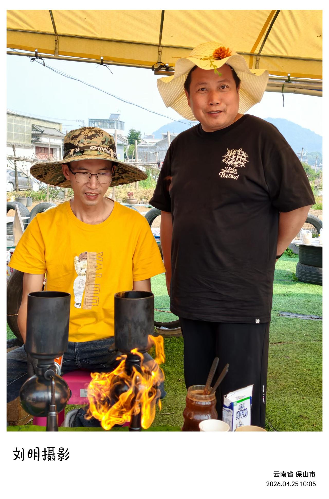 四月份在云南，我们一路走了十多天。滇地的风软，日光也温，沿途尽是寻常烟火，我便随