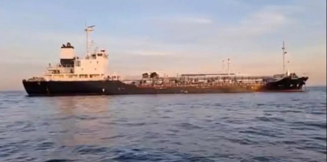 波斯湾硬碰硬！伊朗扣美国400万升燃料油轮，以牙还牙反制"海盗行径"

2025