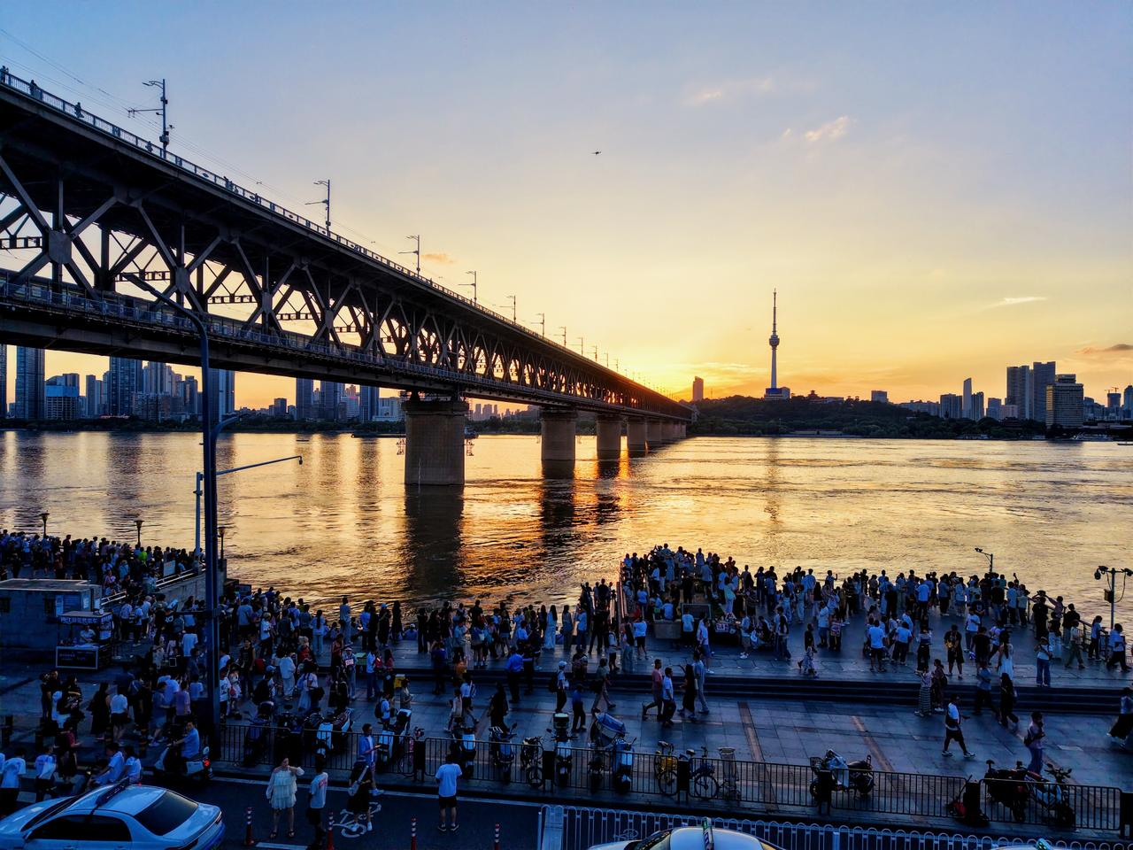 【江城晚晴遇绝美霞】夏日的武汉，经常可见漫天铺展的绝美晚霞。武汉最佳赏晚霞点，就
