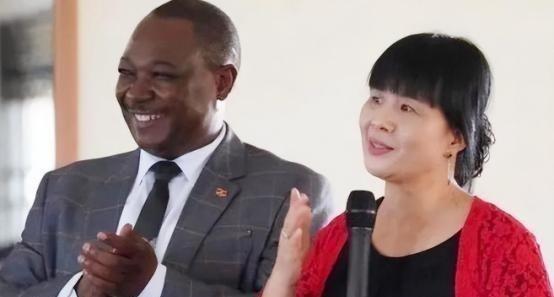 1996 年，清华才女王丽红不顾父母反对远嫁乌干达老公，婚后生四个子女，被生活摧