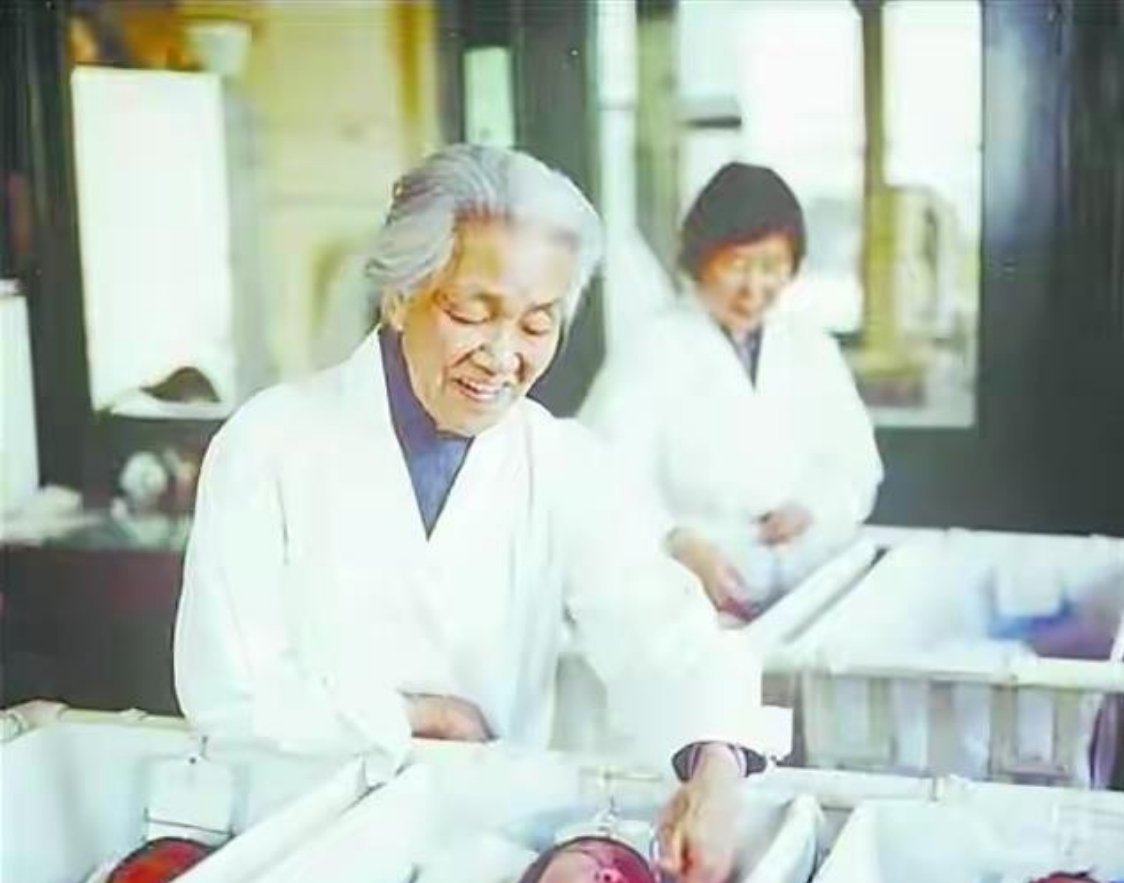 曾亲手接生袁隆平……她一生未婚未育，接生5万多名婴儿！[心]致敬“万婴之母”林巧
