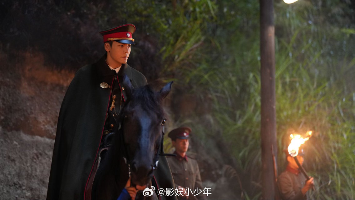 陈伟霆十年如一日的自律再度回归《九门》饰演张启山，气场和体态完全不输从前，自律让