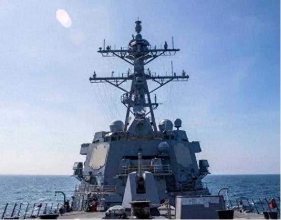 美导弹抵台前，中美在台岛外海过招，解放军战舰出动，没见到美军机，是溜了吗?
 