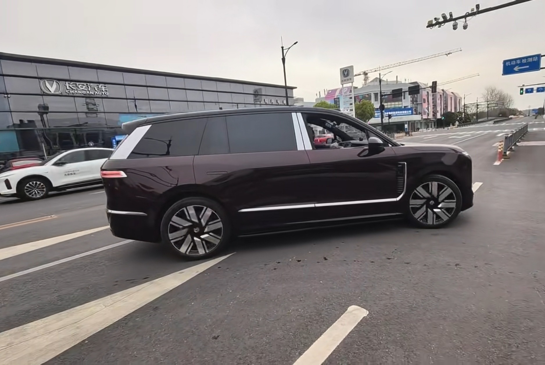 蔚来ES9这是已经开始到店的节奏