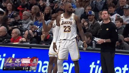 见证历史
NBA 历史首次
父子同场竞技，大小詹姆斯同场了！

首节还剩 2 分