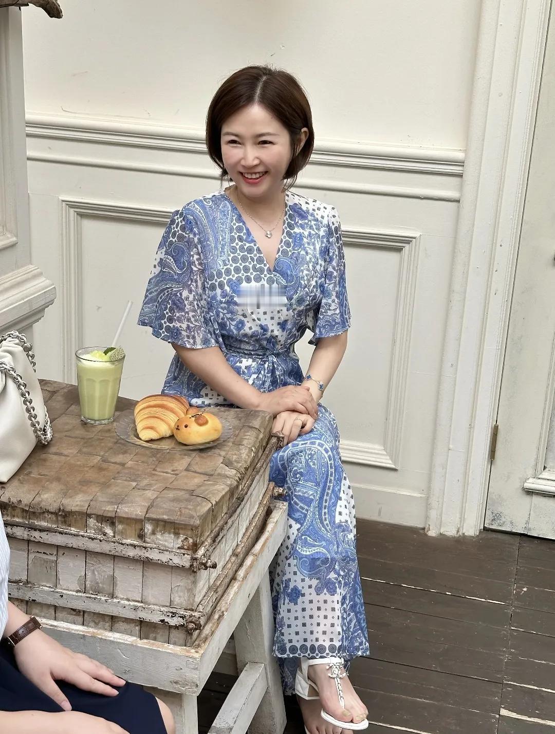 如果一个女人还在穿十年前的衣服，一般是这几种原因：
1，说明她很自信，很有品味，
