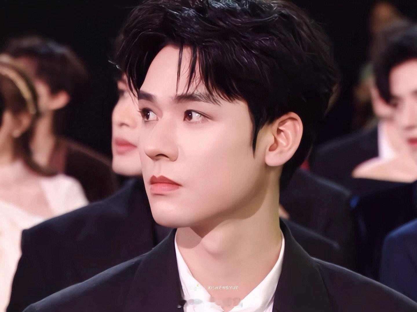 龚俊的侧颜简直就是仙品中的极品，绝星光大赏内场 观众席上的龚俊