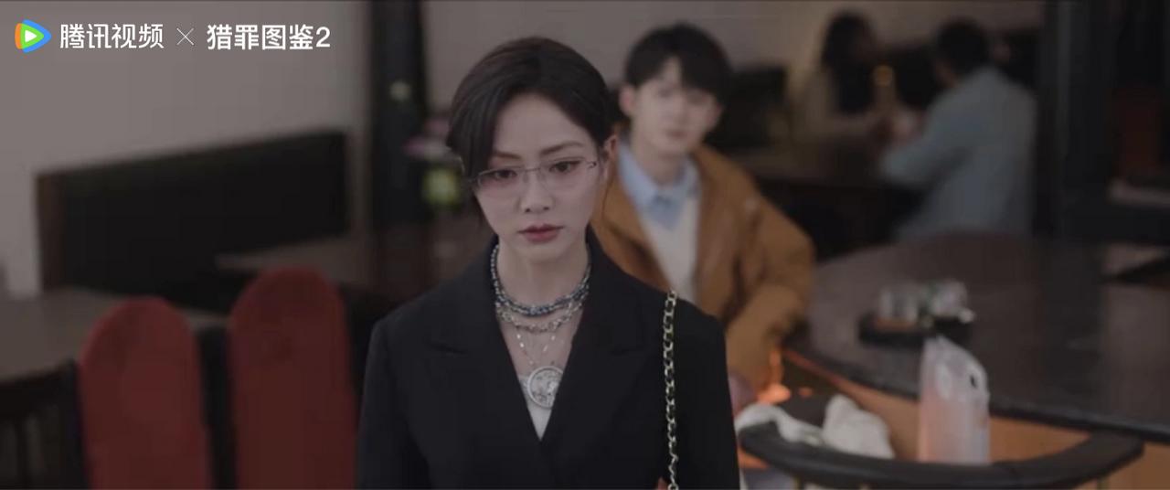 《猎罪图鉴2》中网红主播见榜一大哥这场戏，简直不要太有趣了。

一开始网红主播讨