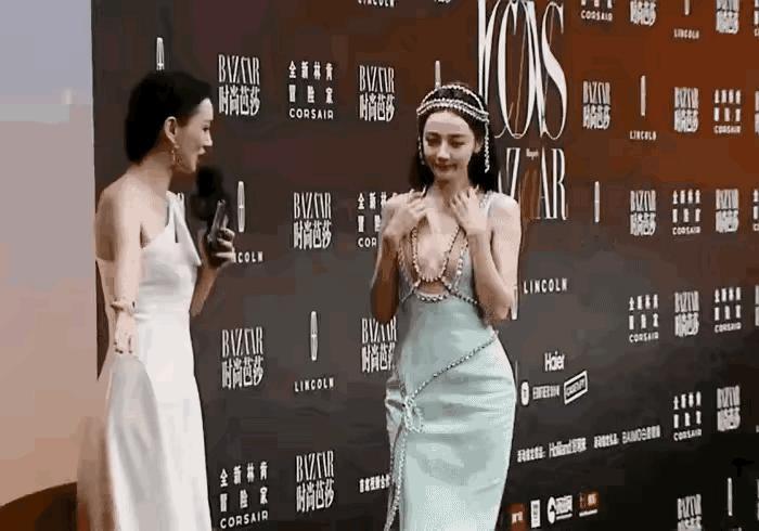 有人站着被骂 杨幂90度弯腰被夸‘人间水蜜桃’ ​ ​​​