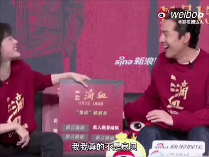 胡歌这波反差感拉满！电影《三滴血》里是冰原上运筹帷幄的狠人，现实里追网感慢半拍，