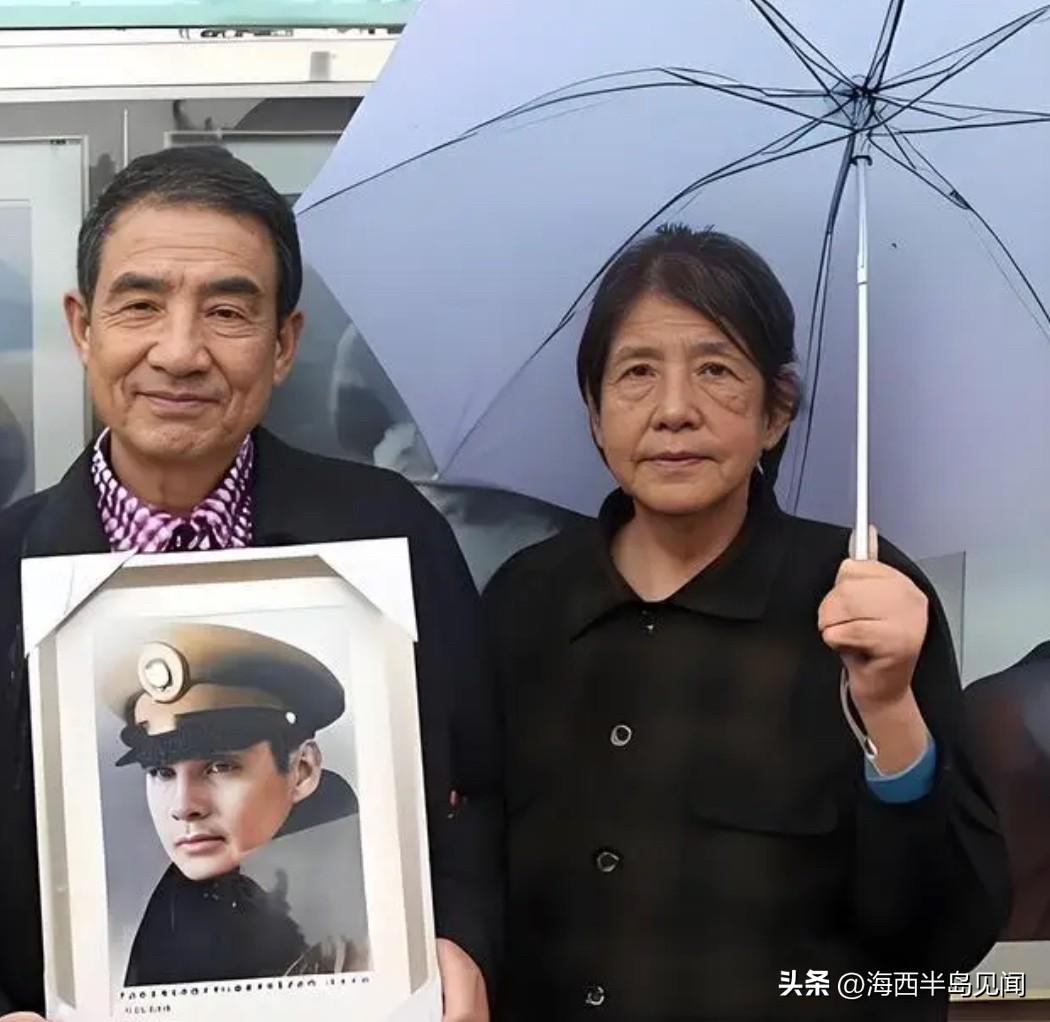 这是张灵甫长子张居礼与同父异母妹妹张清芳在祭奠父亲张灵甫的一张合影。张居礼、张清