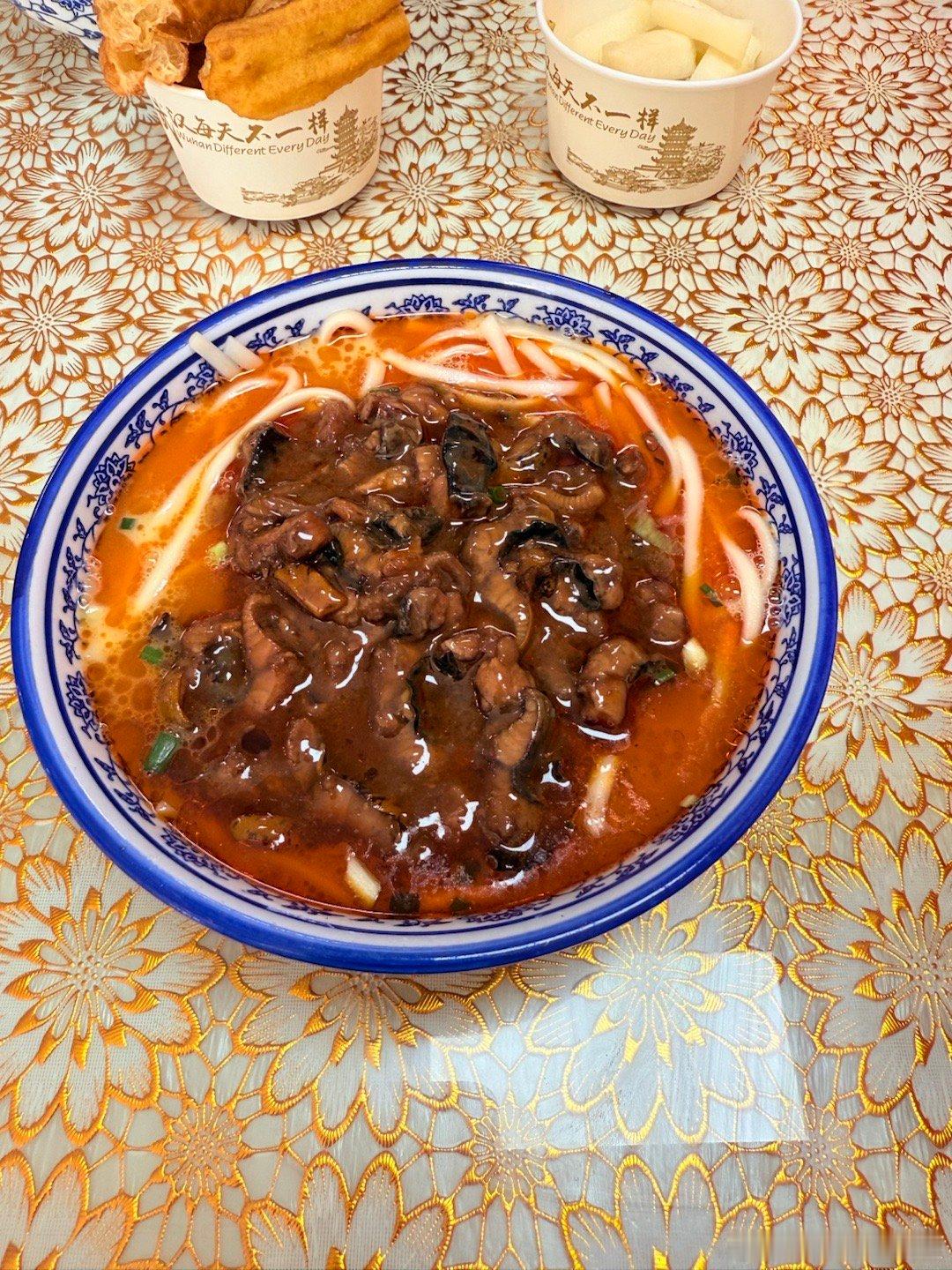 今儿中饭 你们吃啥！来一份牛蛙桂鱼鳝鱼面 咋样  ​​​