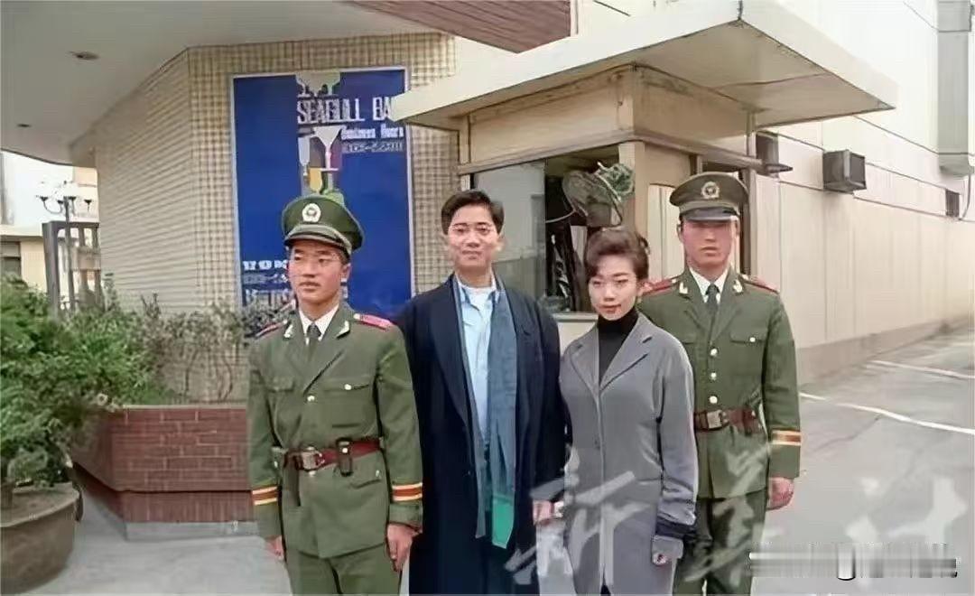 1991年，歌手陈百强与林忆莲来到上海。照片里，他俩站在两位身着橄榄绿军装、佩戴