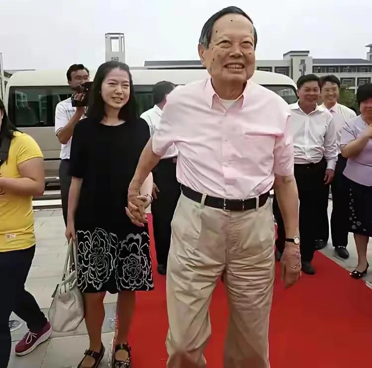 有人失去利益，才能有人得到利益，如果都不想吃亏，人类社会就运行不下去，会和动物一