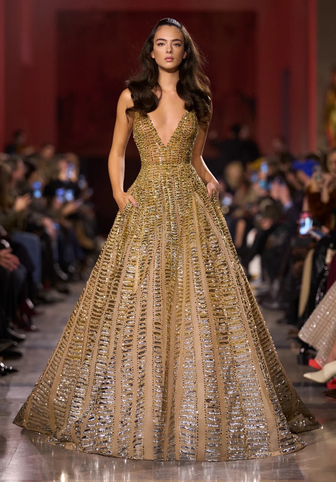 关晓彤穿顶级高定主持 关晓彤白玉兰战袍来了！ 再度上身顶级高定Elie Saab