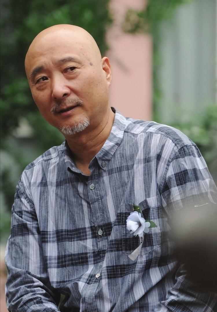 演员，陈佩斯说，我小的时候，爸爸工资二百五十块钱，很多了，那个时候，工人拿十八块