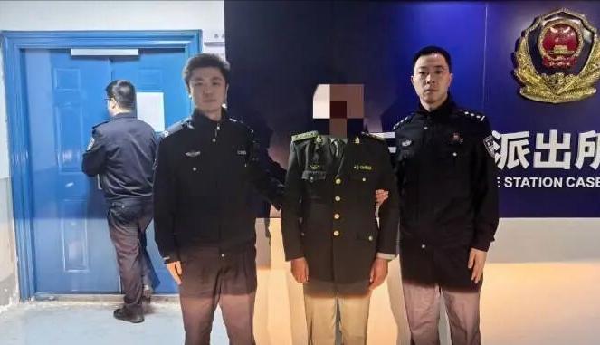 “胆子真大！”近日，浙江杭州，一男子穿着“上将”军装，出现在高铁站，接女朋友一起