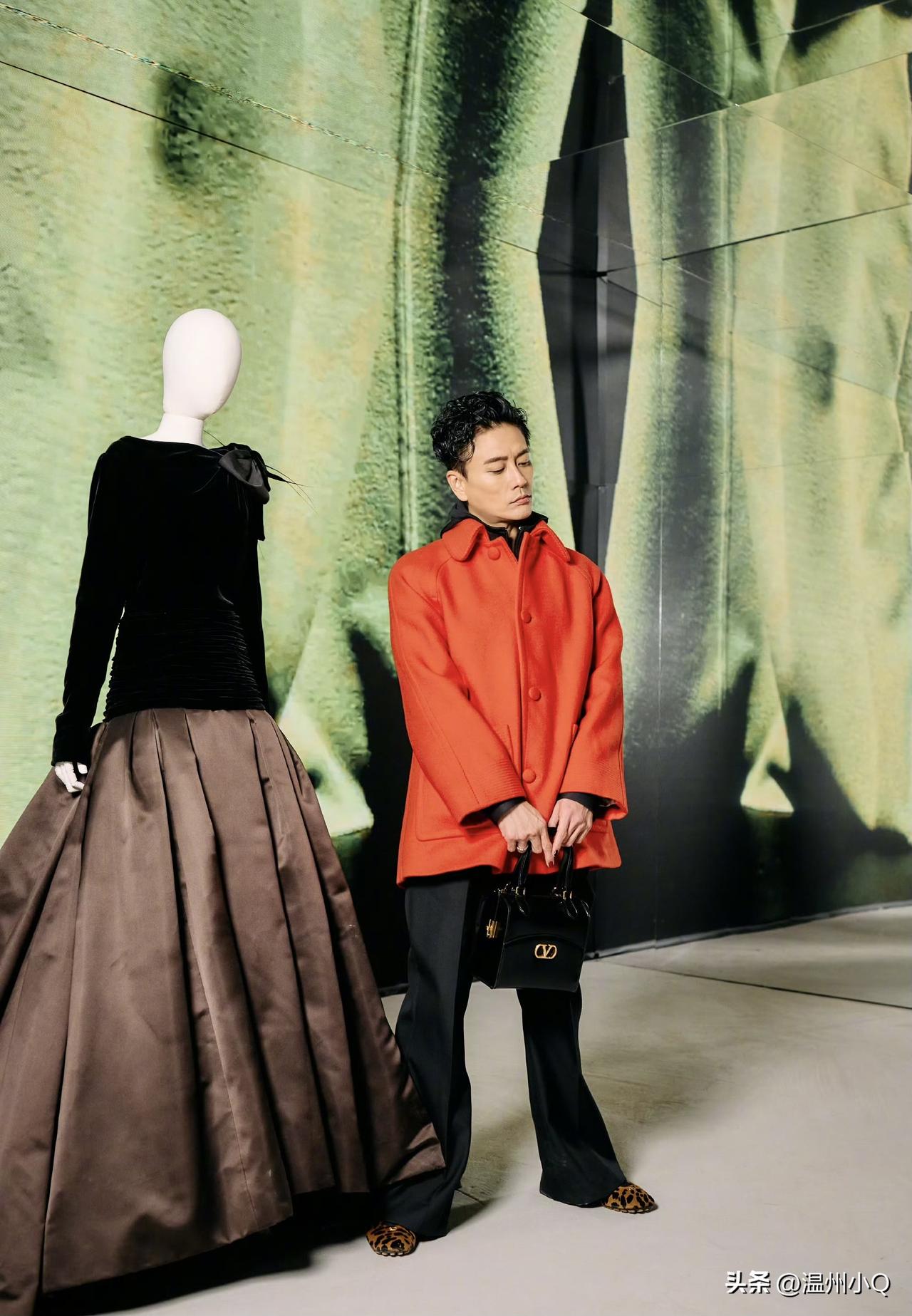 论混搭还得看黄宗泽的，桔红色大衣已经够显眼了，没想到脚上的豹纹鞋更是sao气不得