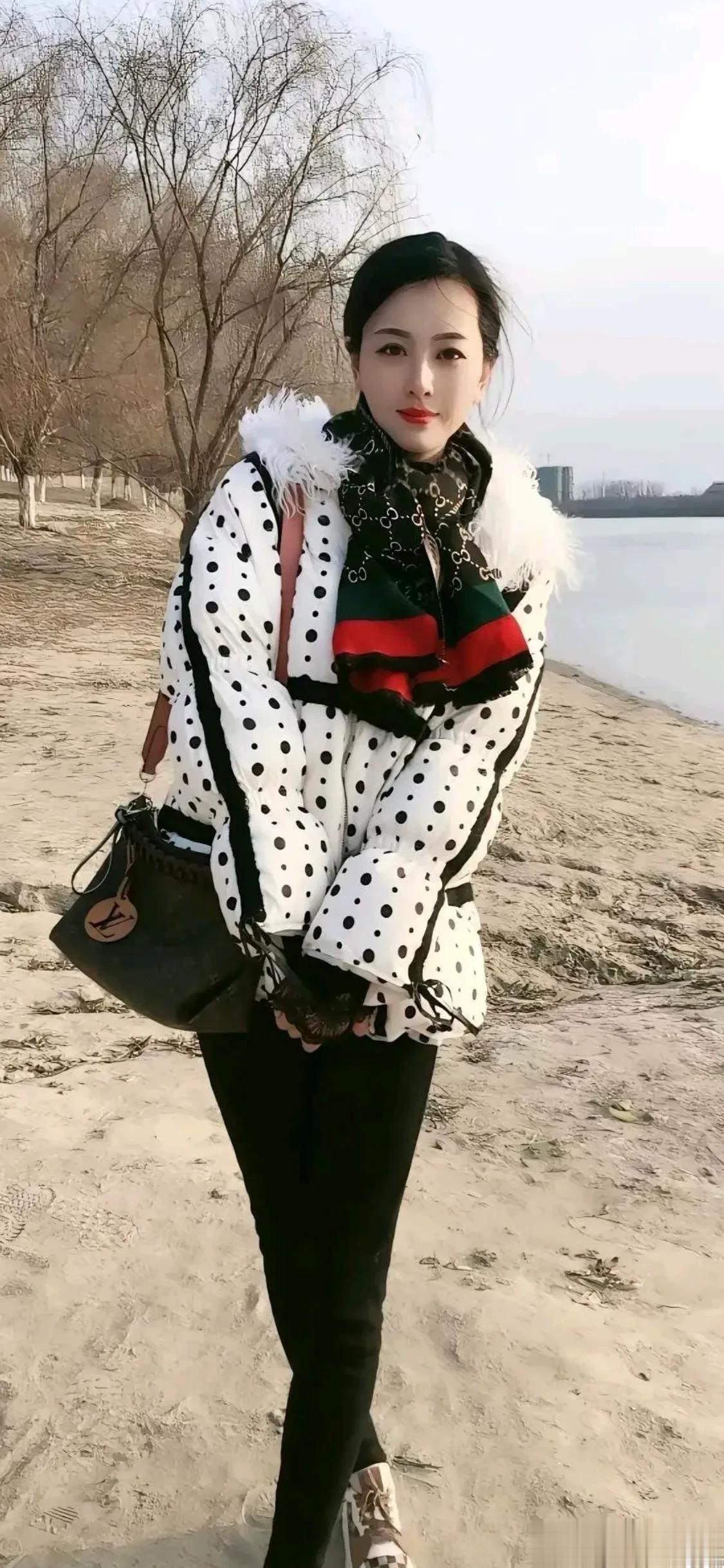我们小区管理还算中规中矩吧，保安、保洁也就那么几个人，如果你是一个较真的人，就这