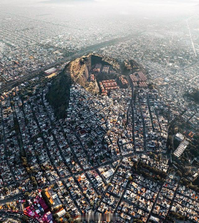 墨西哥城的特佩波尔科火山。其火山口休眠了 10,000 多年，现已成为一个独特的