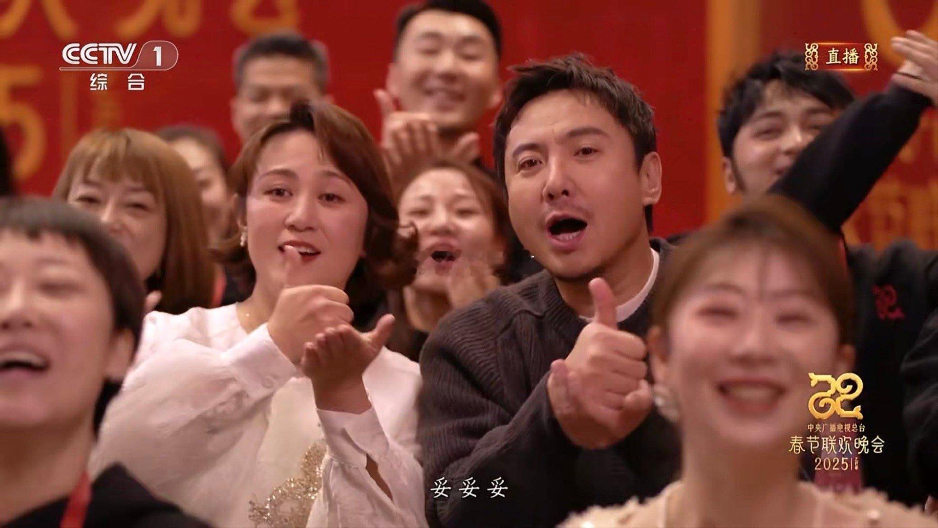 春晚群星舞台合唱名场面 去年春晚歌舞类节目榜单出来，《妥妥的》排第五，前面是王菲