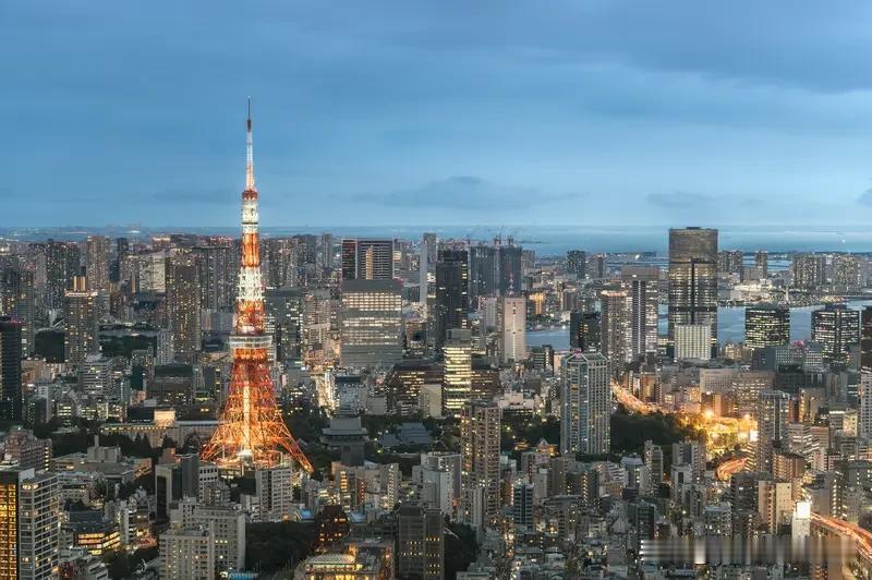 到处都在降息，为什么日本加息？
这是因为，30年前，日本经历了地产狂欢，带来了经